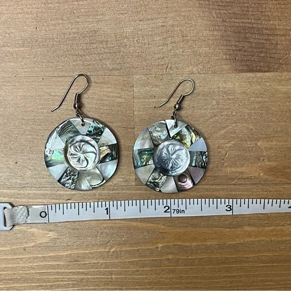 Abalone shell and mother-of-pearl drop earrings with carved flower - Picture 5 of 7